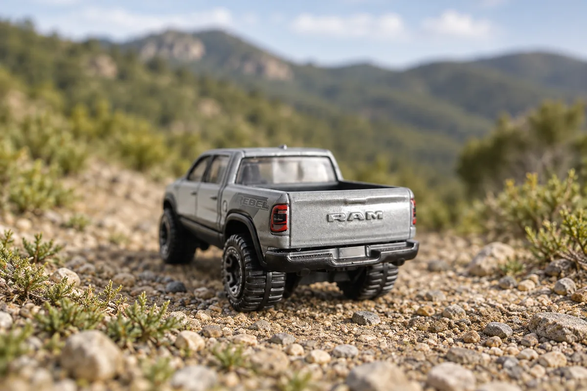 Traseira da RAM Rebel Hot Wheels prata